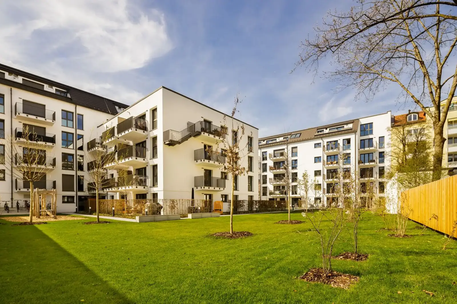 Wackersberger- & Esswurmstraße, Grünfläche am Haus