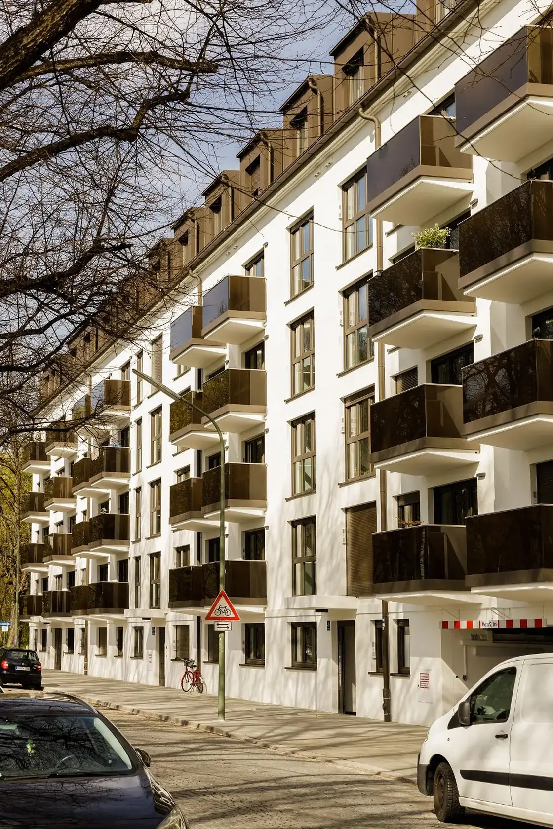 Wackersberger- & Esswurmstraße, Fassade mit Balkonen